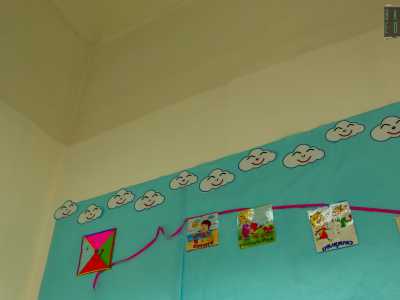 Il dirigente ci conduce ora per i corridoi, facendoci notare come le alte mura dal soffitto a volta presentino due sfumature di colore diverso: un giallo candido nella parte inferiore e un grigio �sporco� in quella superiore. �Questo perch� la pitturazione l�abbiamo fatta noi, con le nostre forze�, spiega 